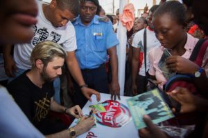 Haïs en séance dédicace