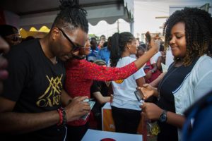 Auguste en séance dédicace