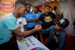 Roger en séance dédicace