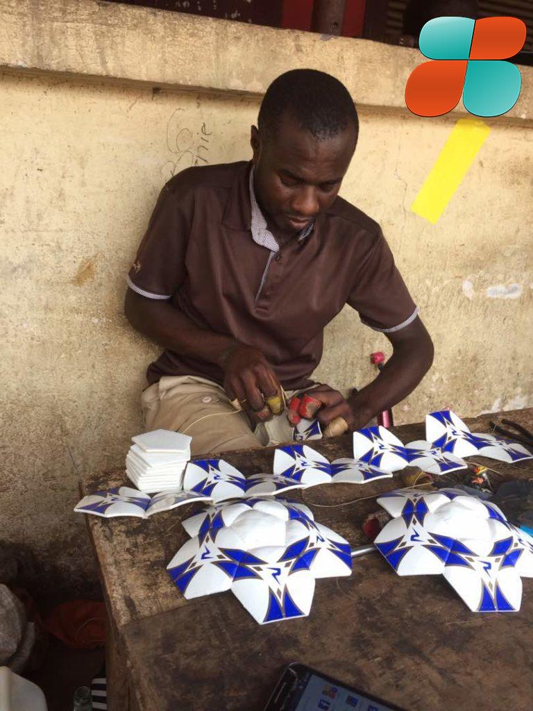 Bekala le genie qui fabrique les ballons à la main