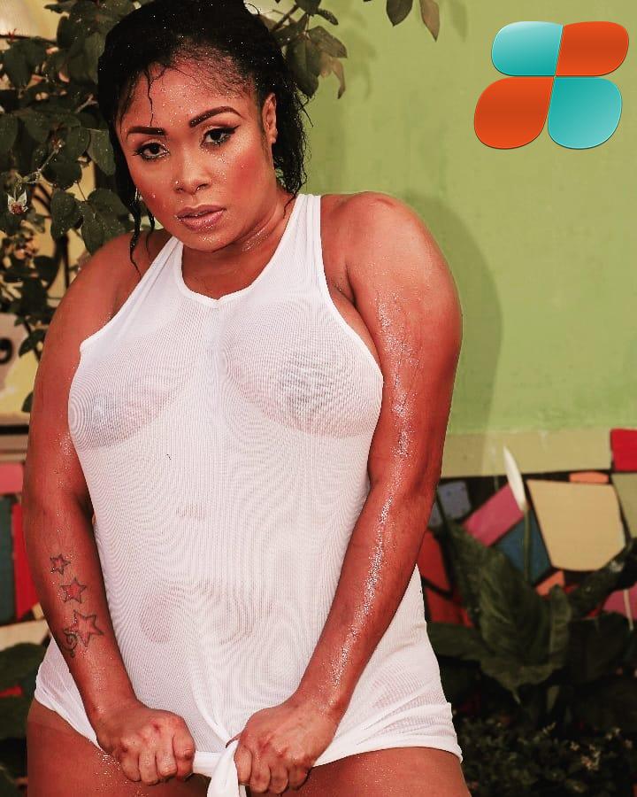 coco argentée se déshabille nue sur internet