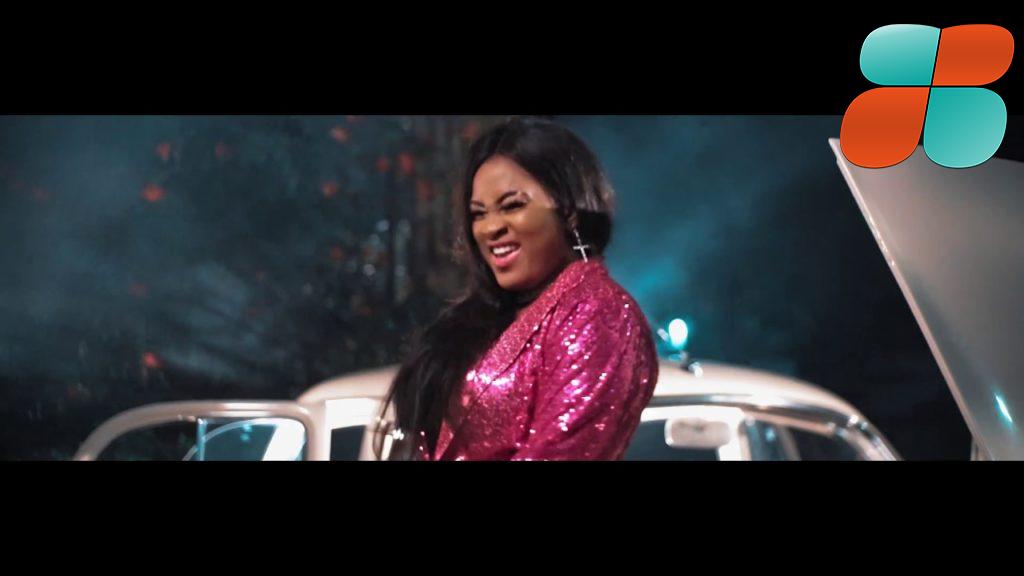 Mimie demande la bénédiction dans Ten Ten