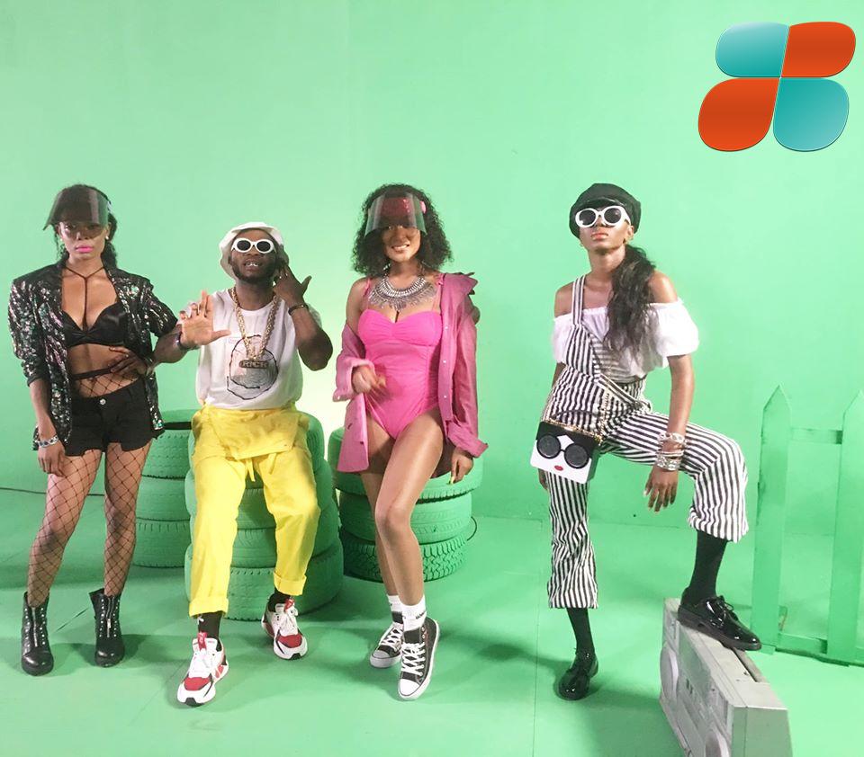 Magasco fait bouger le derrière de Minhey dans Calypso