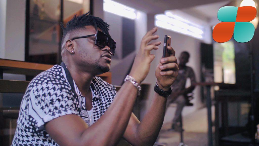 LOL : Prosby n'arrive pas à "chater" avec Muriel Blanche discuter